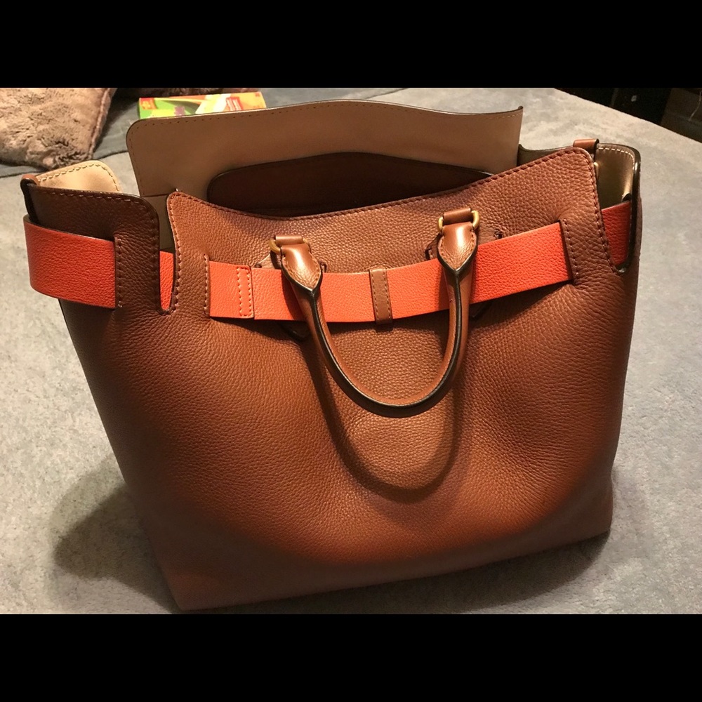 Burberry Tote bag, with strap included💁🏻‍♀️
